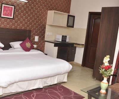 https://imgcld.yatra.com/ytimages/image/upload/t_hotel_yatra_city_desktop/v1486124115/Domestic Hotels/Hotels_New Delhi/Hotel Jashns Inn/Overview.jpg